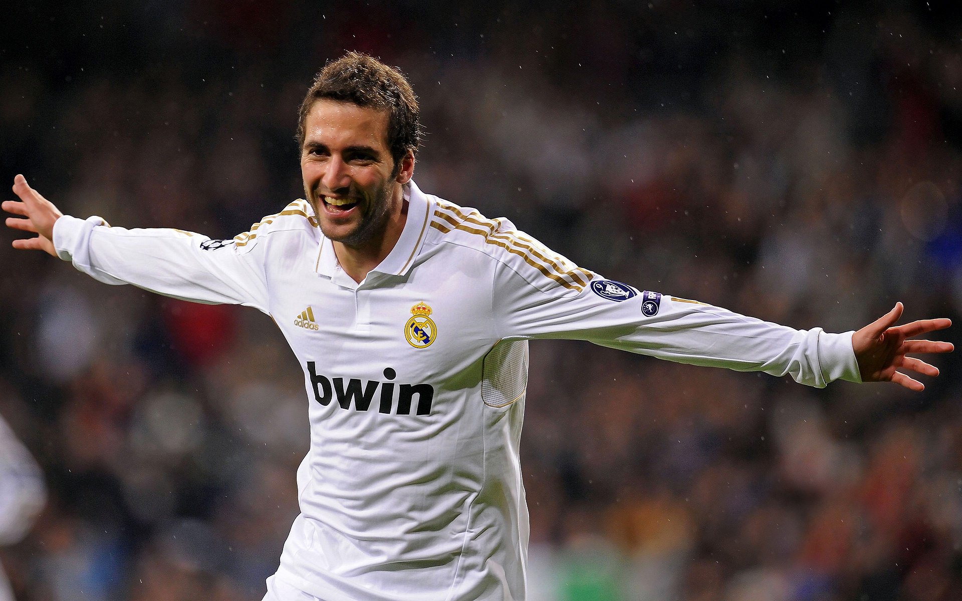 中超“鲁闽对决”山东泰山主场3比0轻取福建联合,积极备战争冠